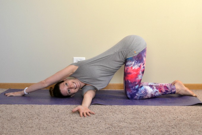 Yoga poses for the shoulders and neck: thread the needle pose